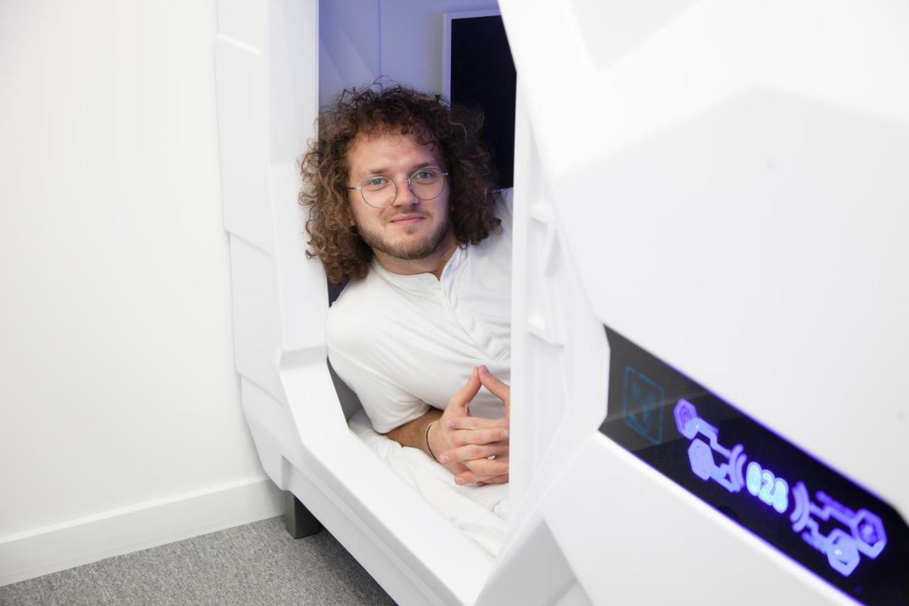 Av-1 Capsule Hotel Kyiv Exterior photo