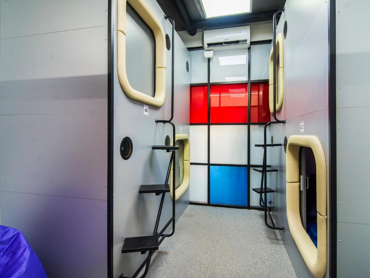 Av-1 Capsule Hotel Kyiv Exterior photo