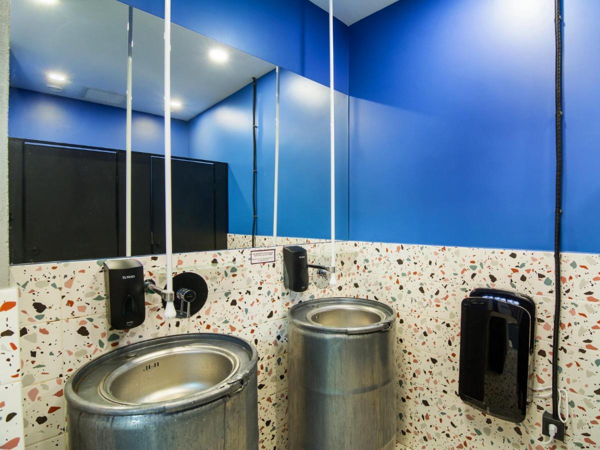 Av-1 Capsule Hotel Kyiv Exterior photo