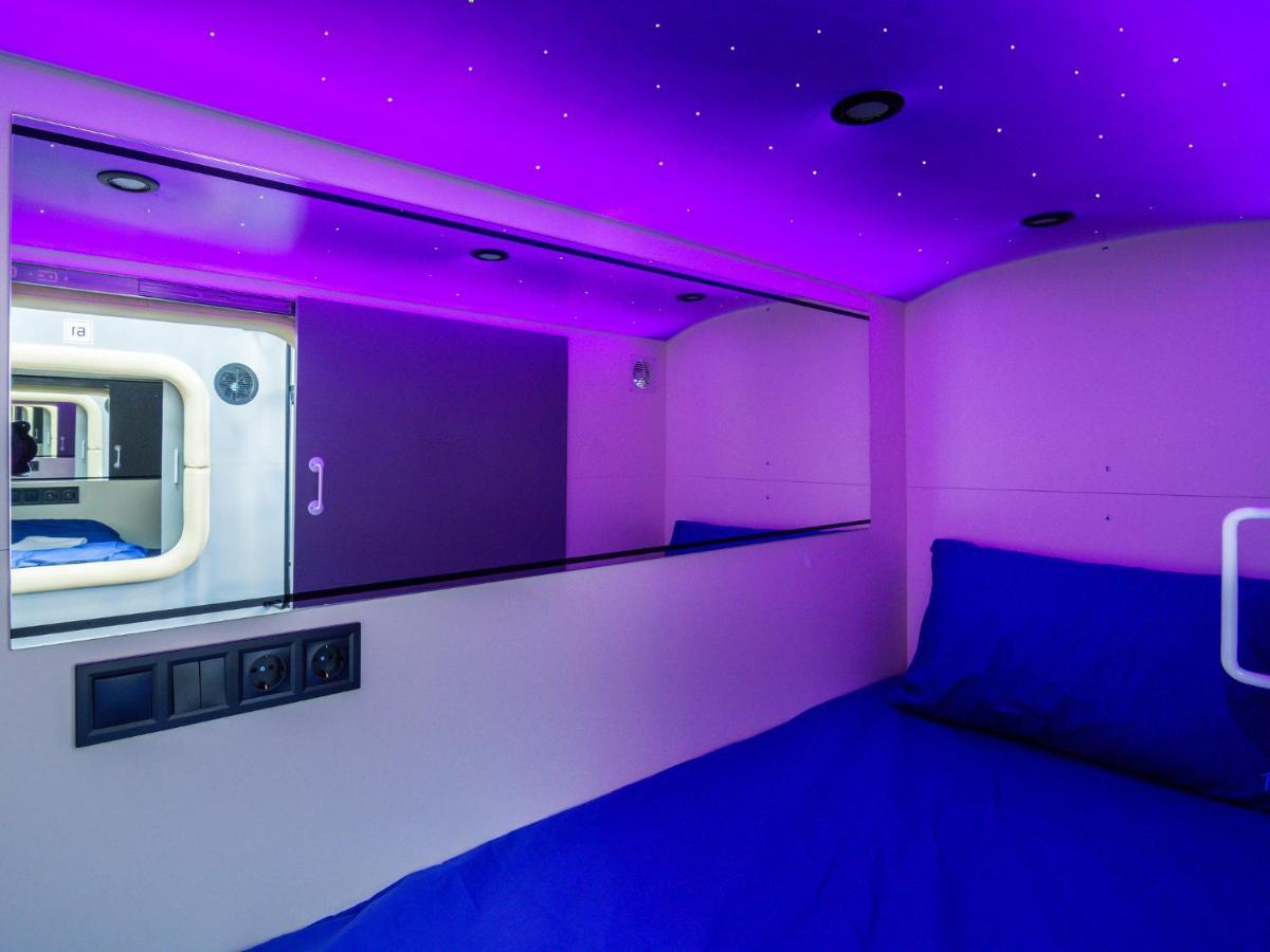 Av-1 Capsule Hotel Kyiv Exterior photo